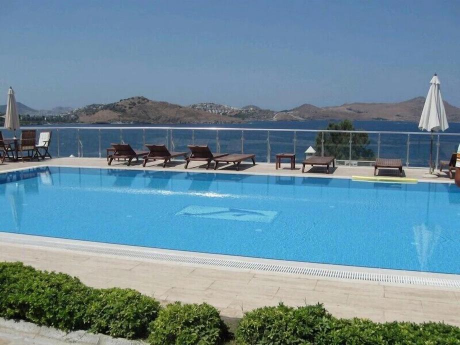 Important Group Villa Amber