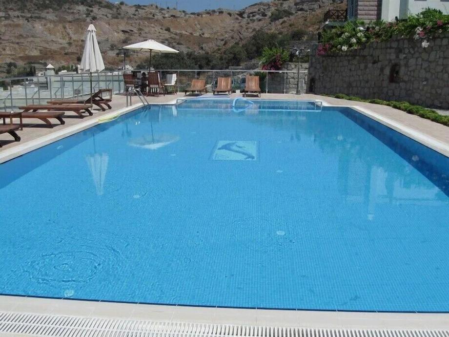 Important Group Villa Amber