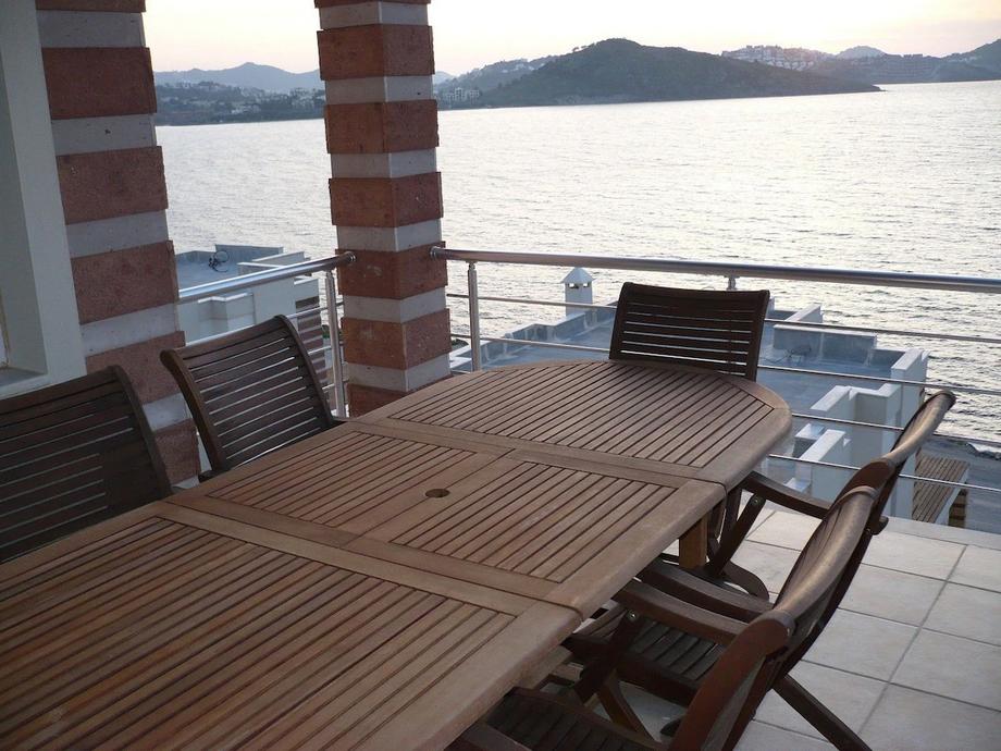Important Group Villa Amber