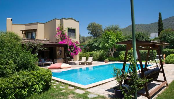 Important Group Villa Costa