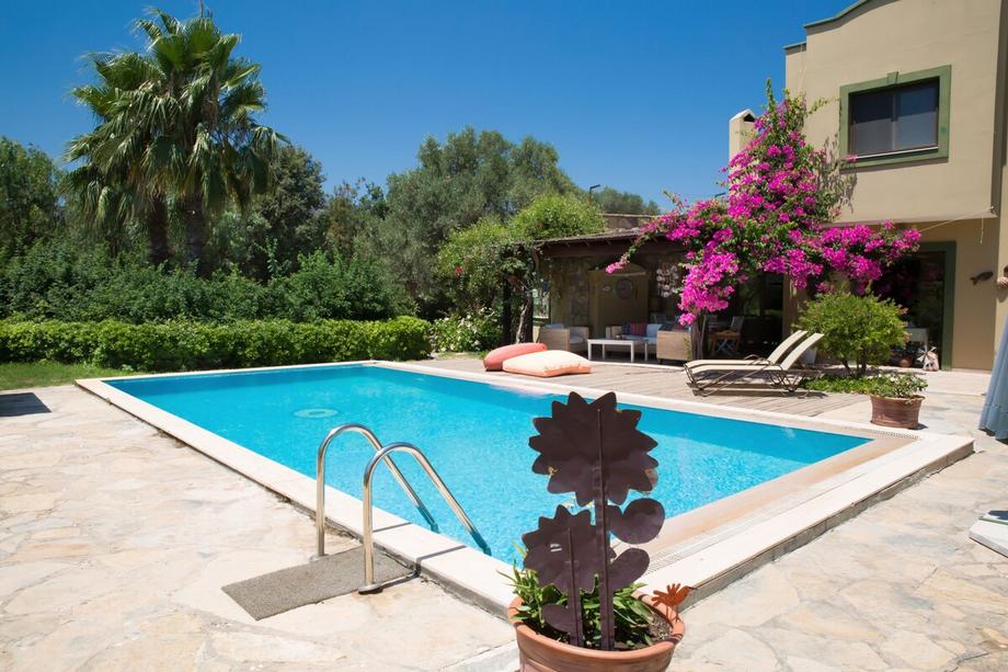 Important Group Villa Costa