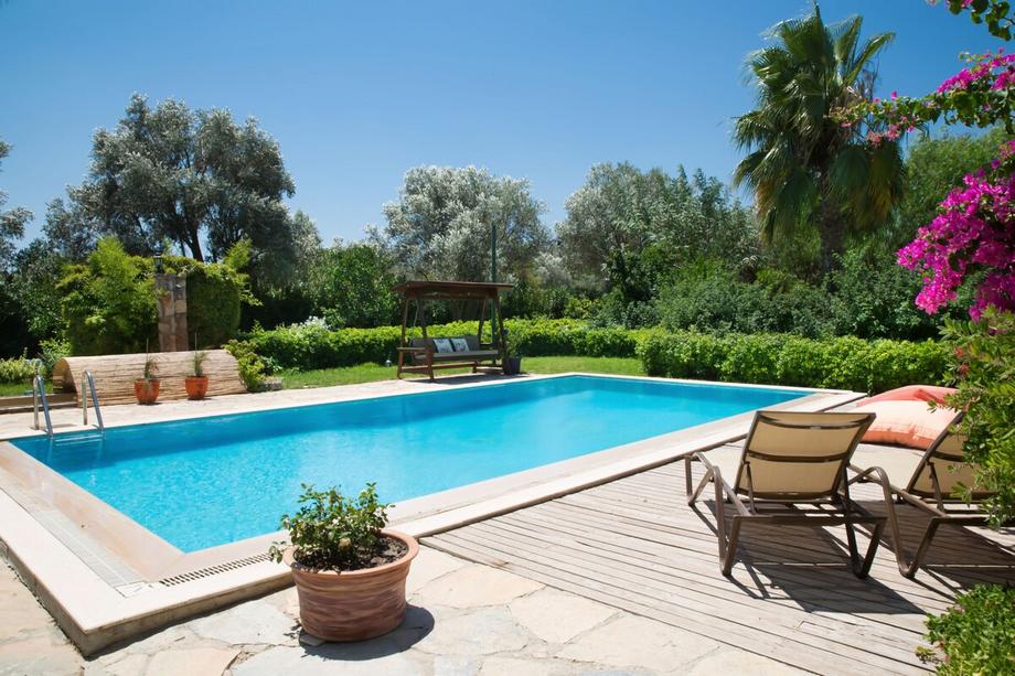 Important Group Villa Costa