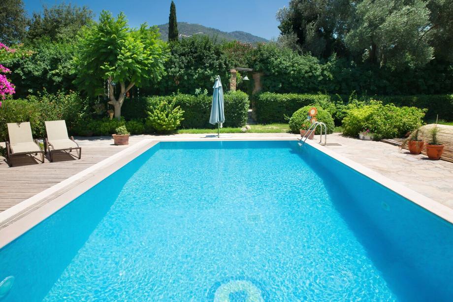 Important Group Villa Costa