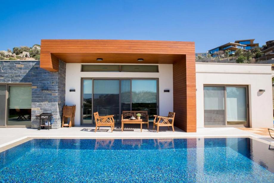 Important Group Villa Green