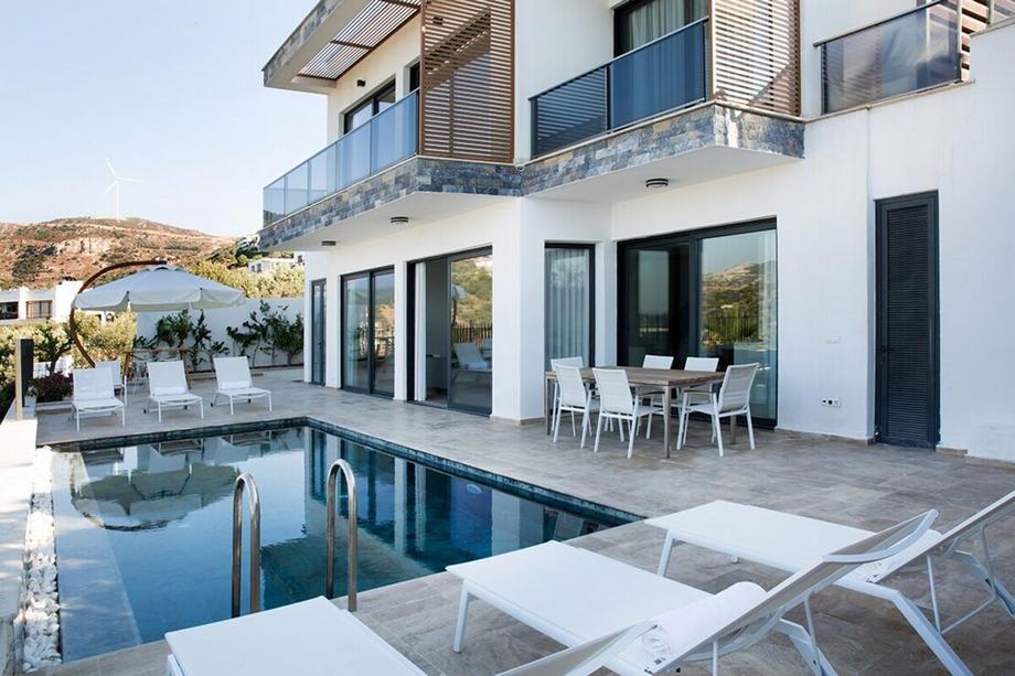 Important Group Villa Hills