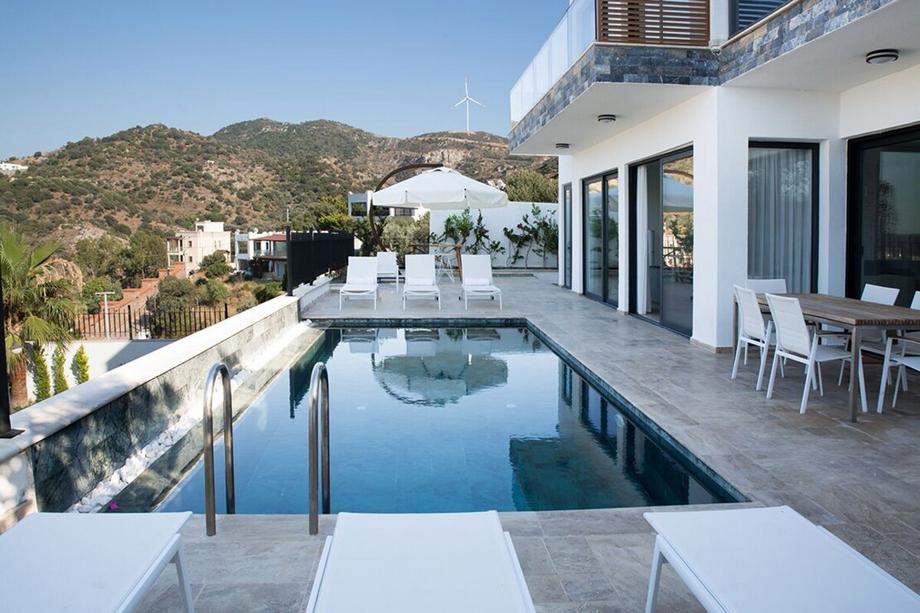Important Group Villa Hills