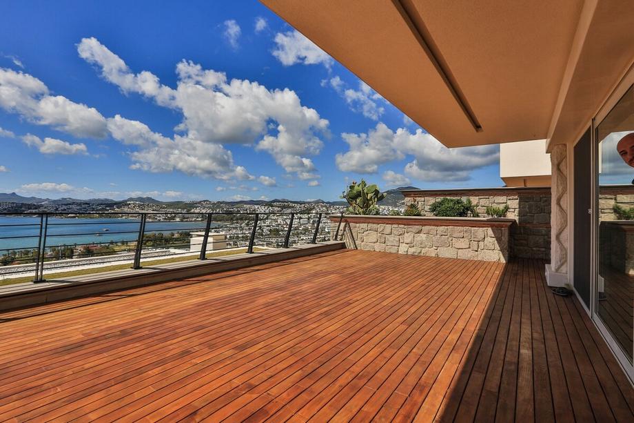 Important Group Villa Queen