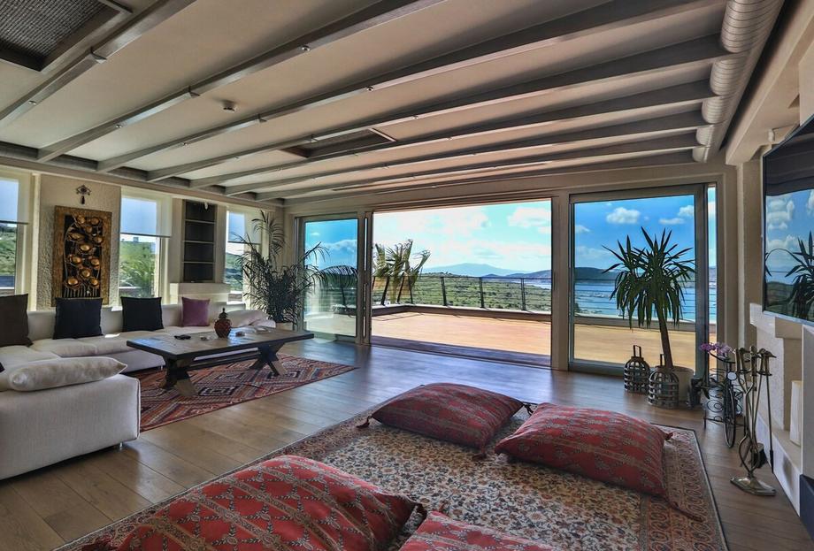 Important Group Villa Queen
