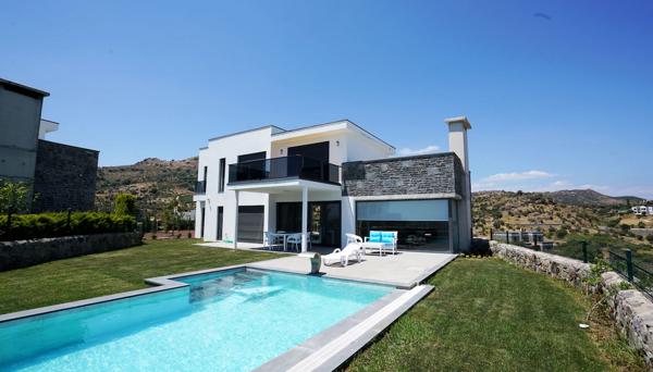 Important Group Villa Yahsi