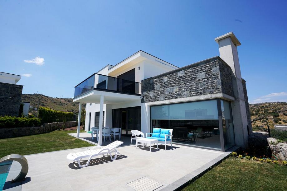 Important Group Villa Yahsi