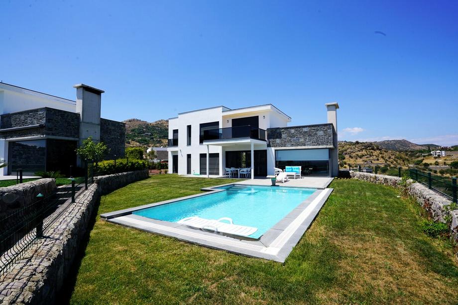 Important Group Villa Yahsi