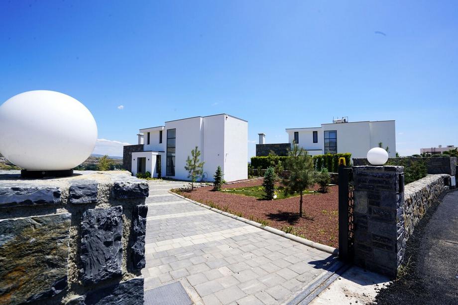 Important Group Villa Yahsi