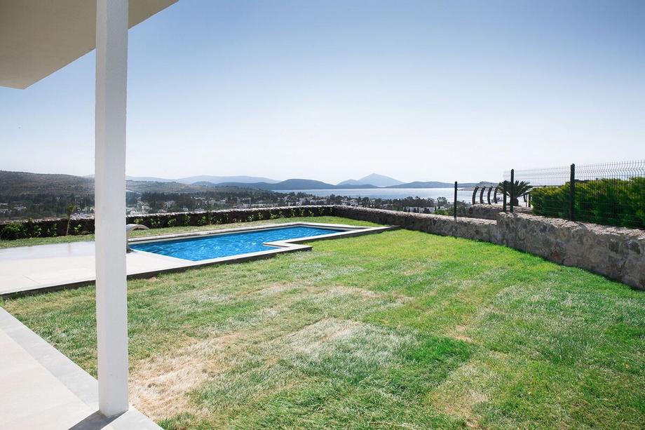 Important Group Villa Yahsi