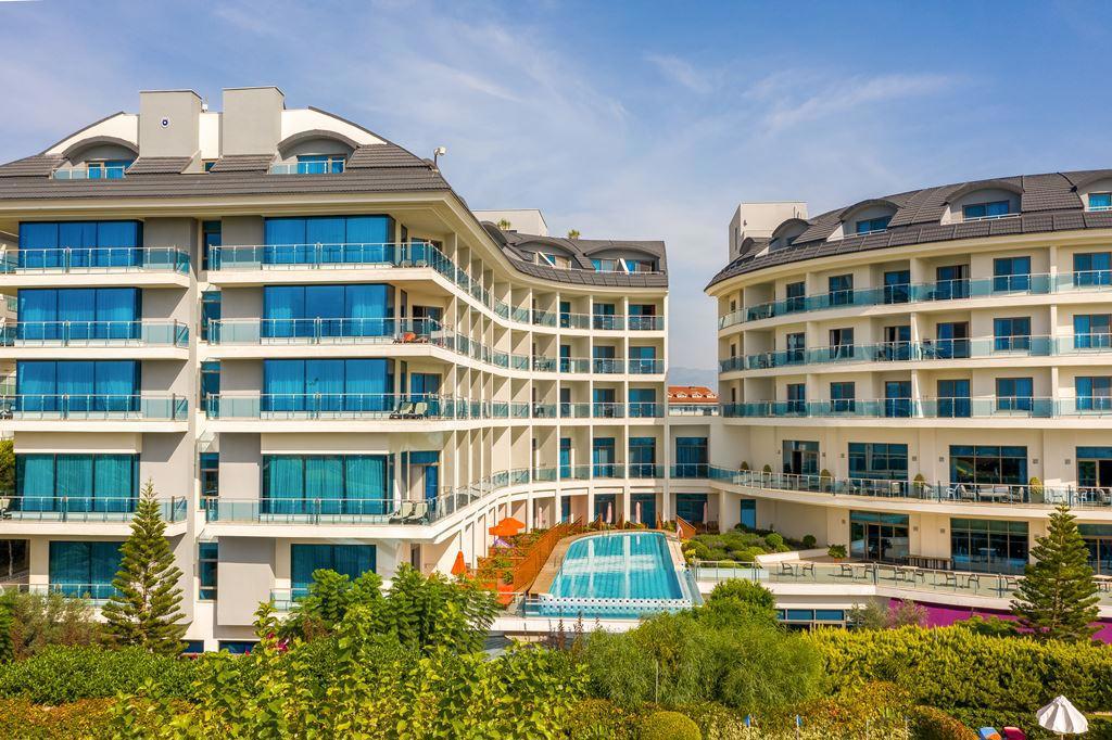 Commodore Elite Suites & Spa