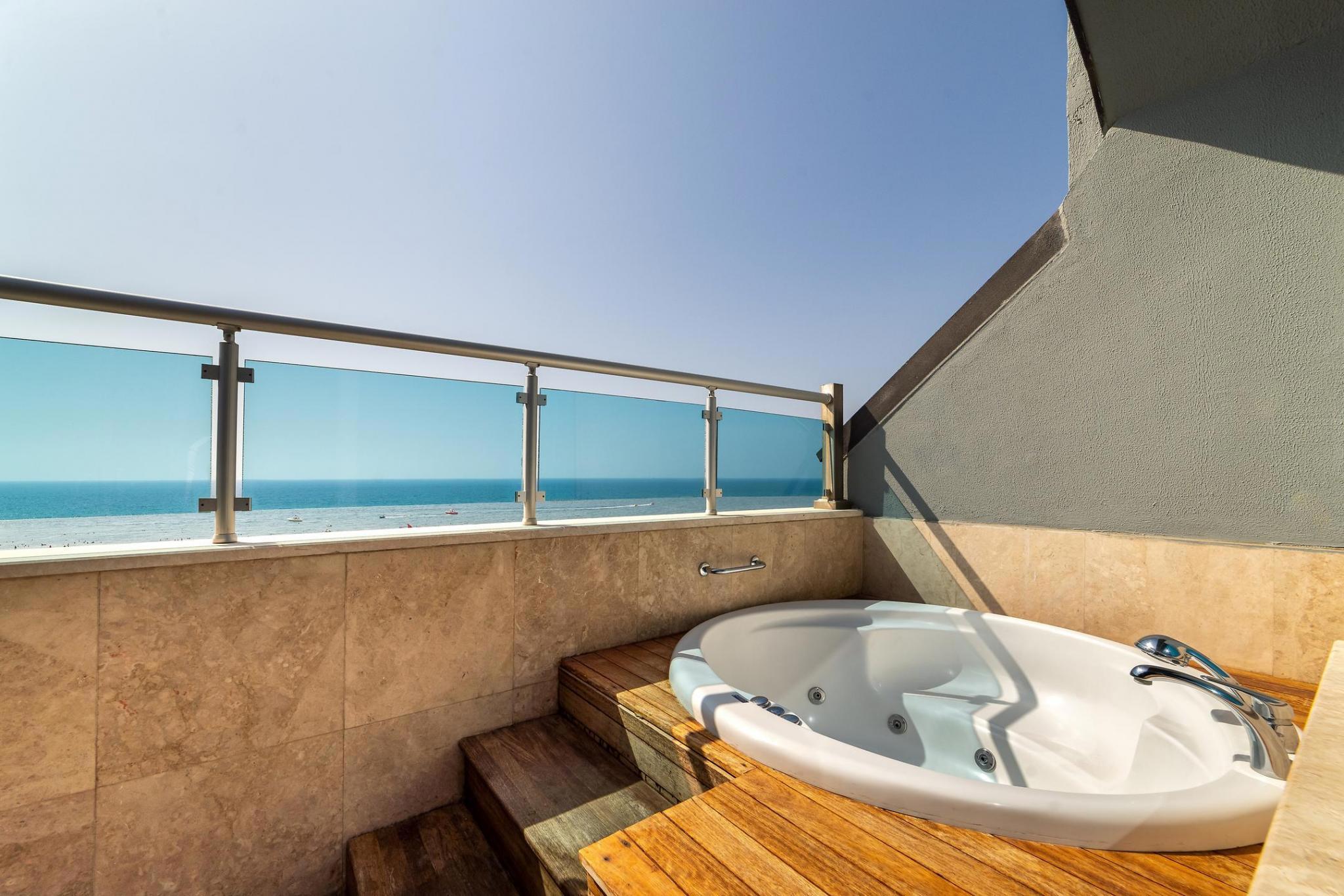 Commodore Elite Suites & Spa