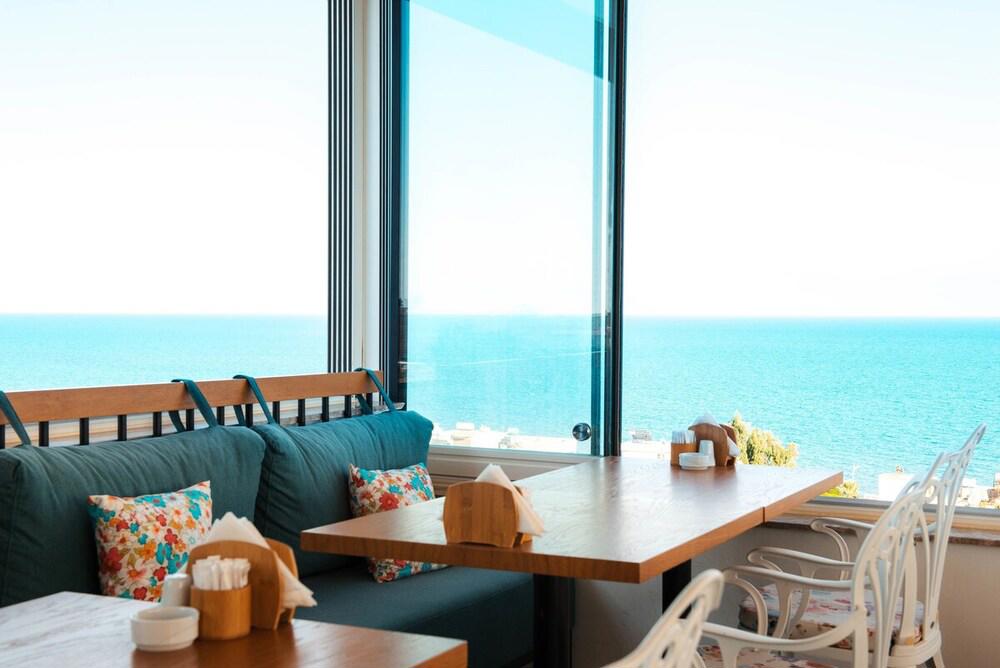 Port Marina Hotel