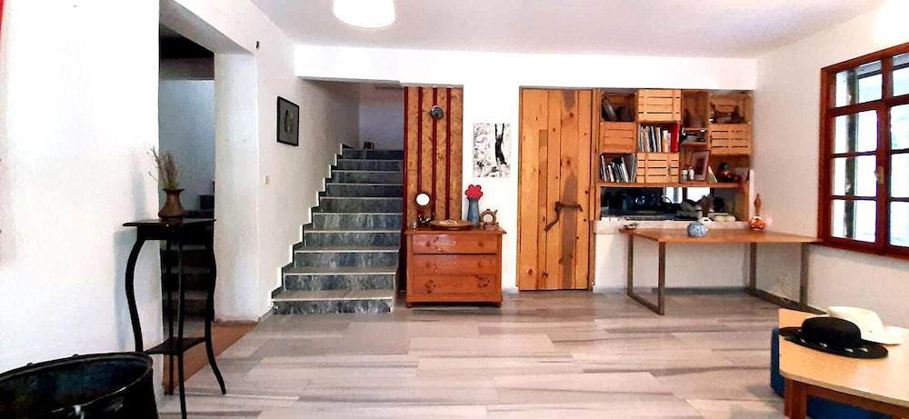 Ada Art Guesthouse