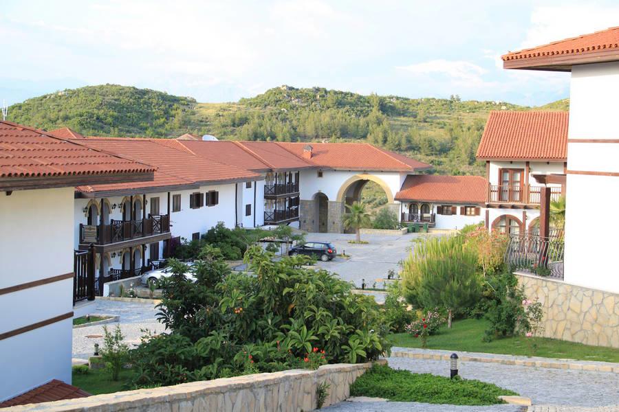 Agustus Villas and Family House