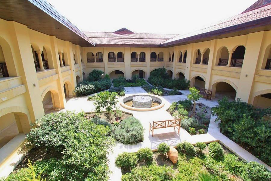Agustus Villas and Family House