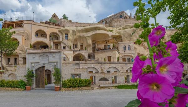 Hera Cave Suites
