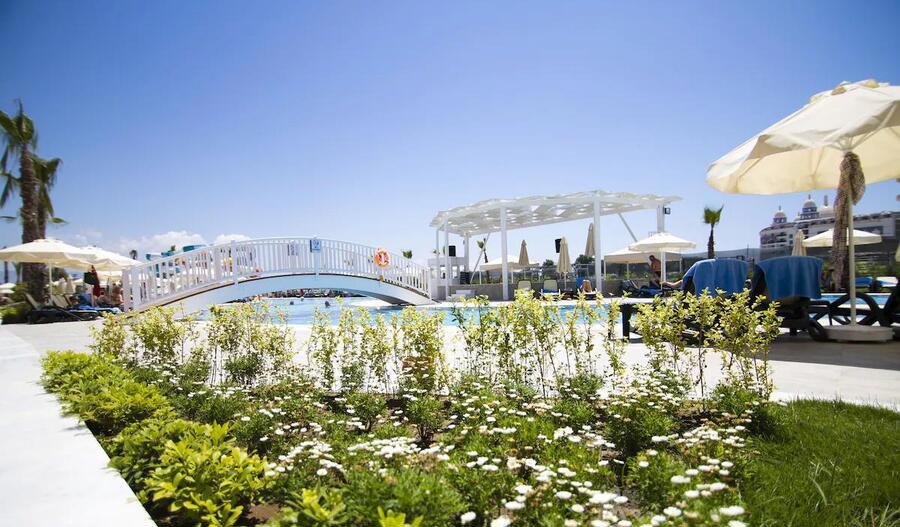 Lrs Port River Hotel & Spa