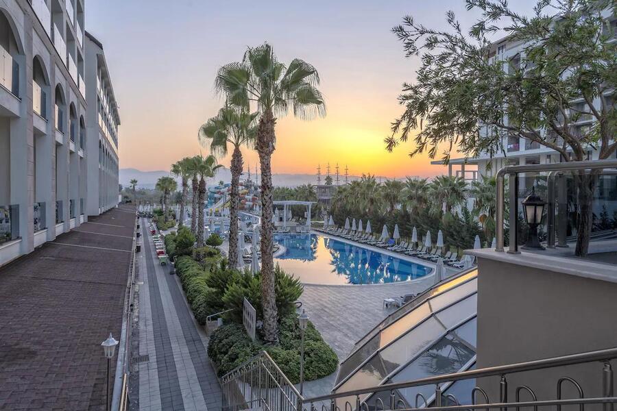 Lrs Port River Hotel & Spa