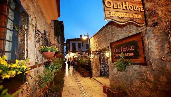 Old House Hostel & Pub