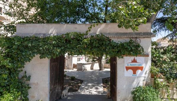 El Puente Cave