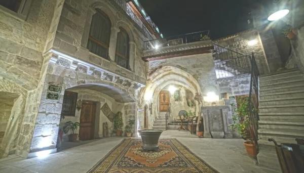 Explorer Cave Hotel