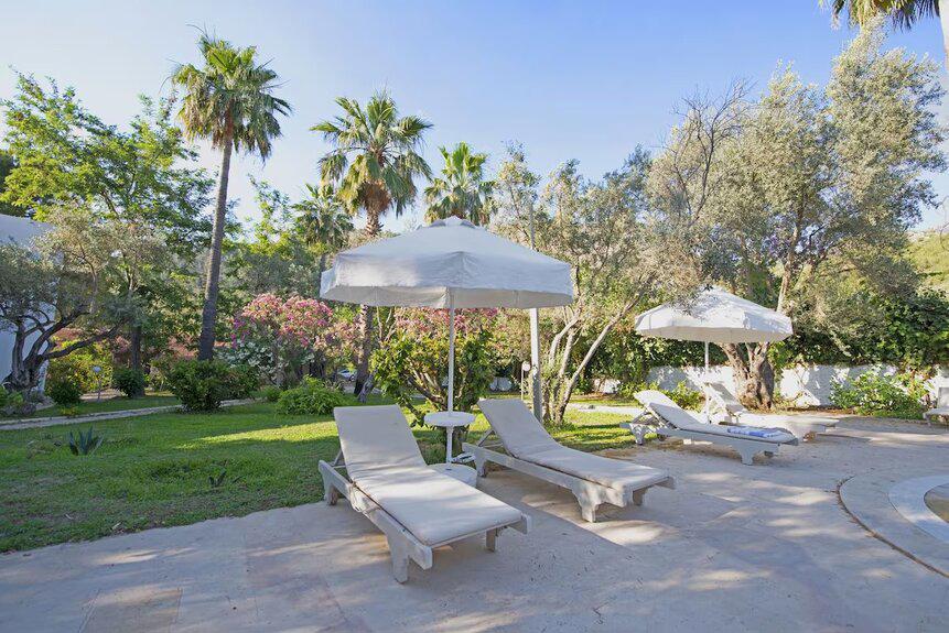 Chillos Beach Hotel & Lounge