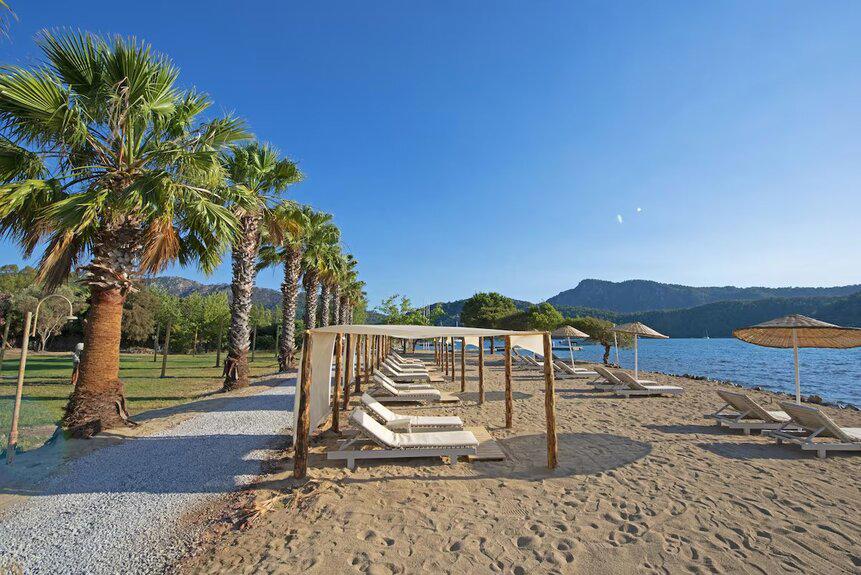 Chillos Beach Hotel & Lounge