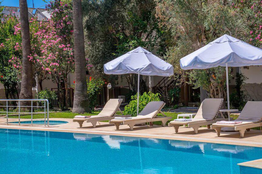 Chillos Beach Hotel & Lounge