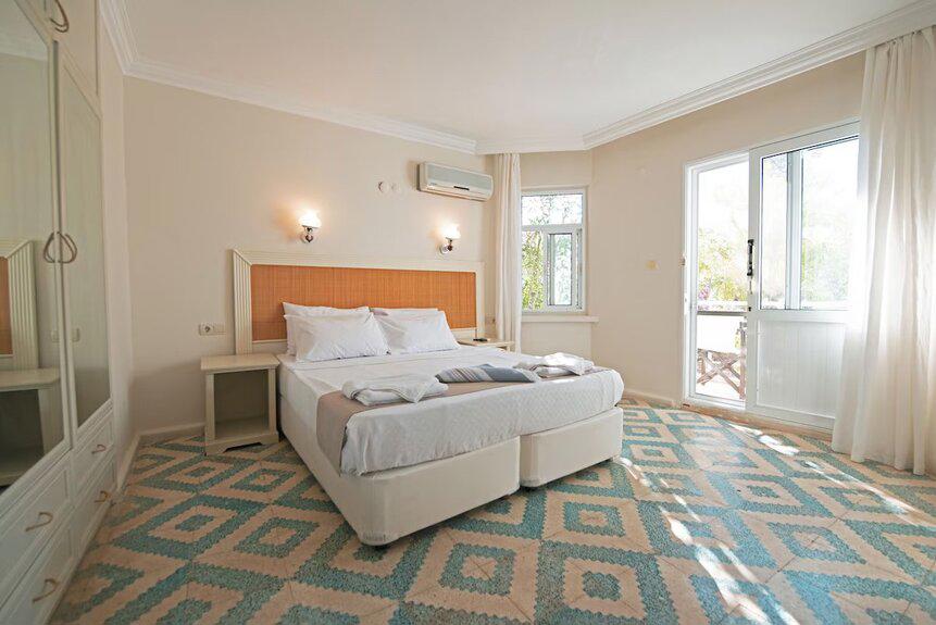 Chillos Beach Hotel & Lounge