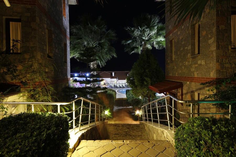Golden Life Height Delux Suit Hotel