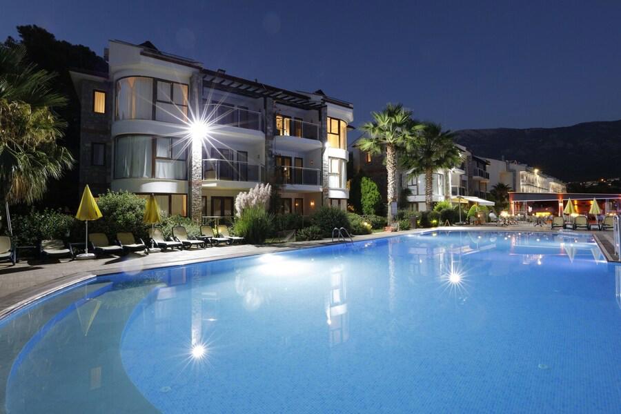 Golden Life Height Delux Suit Hotel