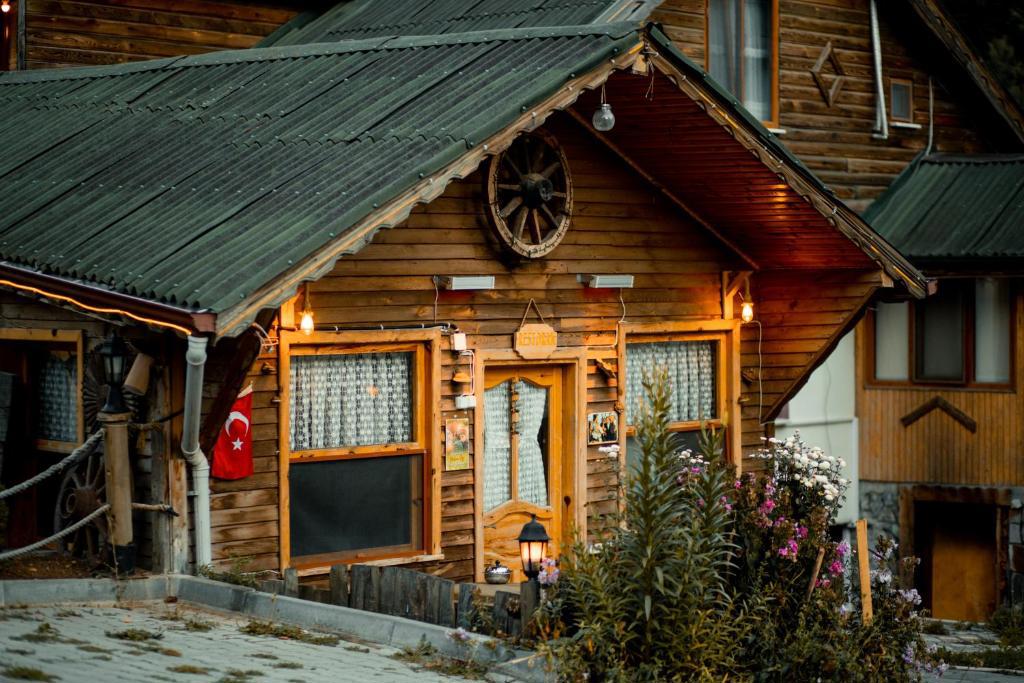 Abant Zümrüt Dağ Evi