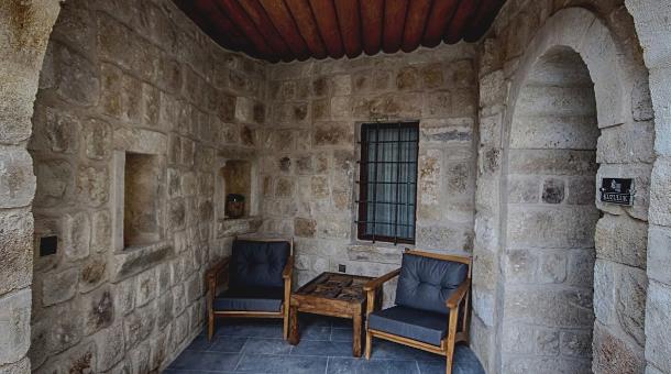 1811 Cave Hotel