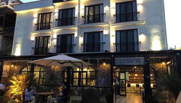 8 Rooms Hotel