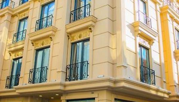Deluxe Newport Hotel