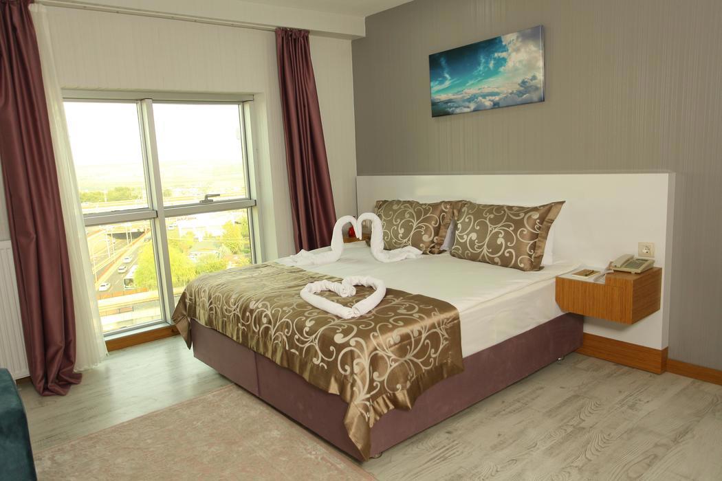The Ci̇ty Walls Sui̇t Otel
