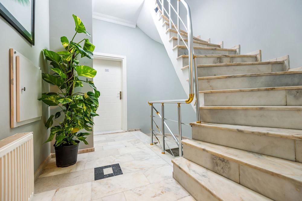 Aram Kerasi Rooms