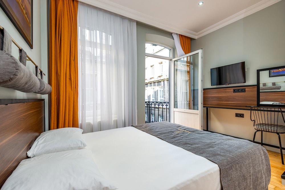 Aram Kerasi Rooms