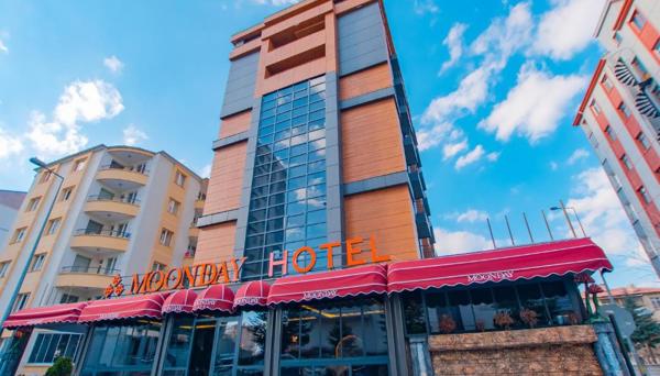 Moonday Hotel