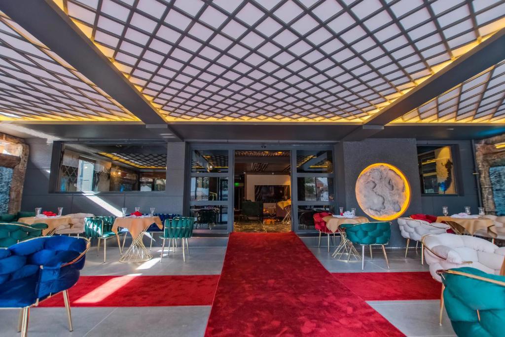 Moonday Hotel