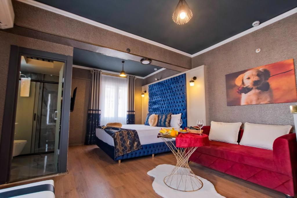 Moonday Hotel