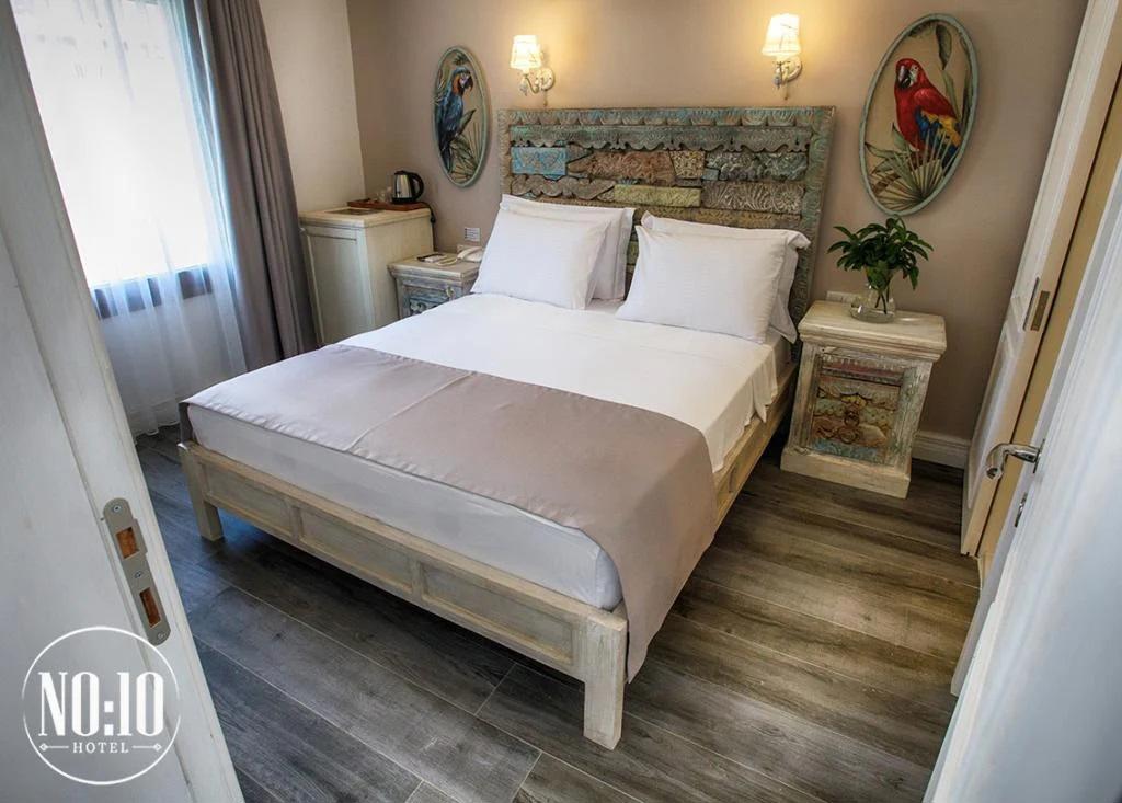 No 10 Hotel