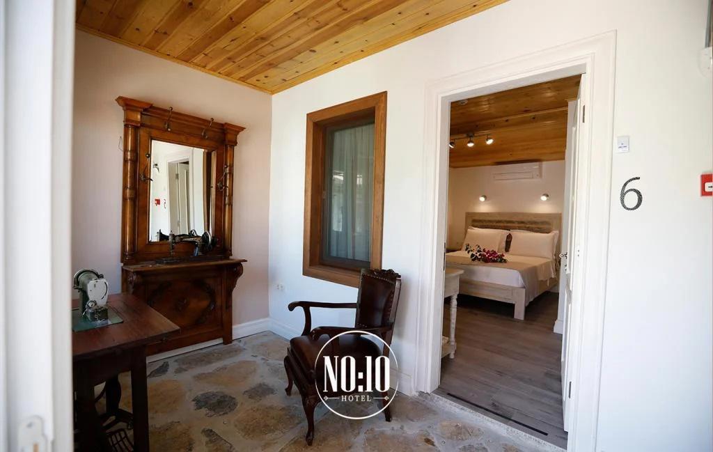 No 10 Hotel