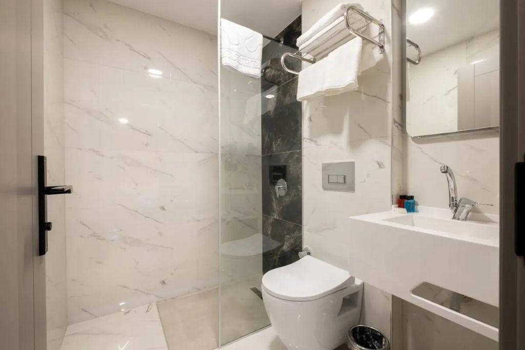 The Port Güzelyalı