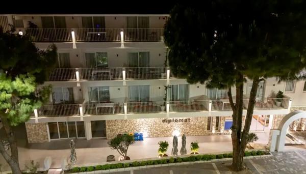Diplomat Suites