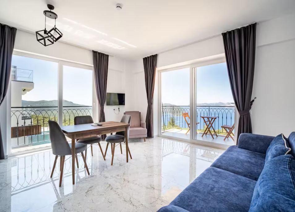 Kas Eylul Suit Apart